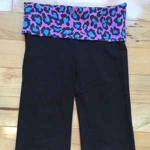 Victoria’s Secret Pink cropped yoga pants Medium